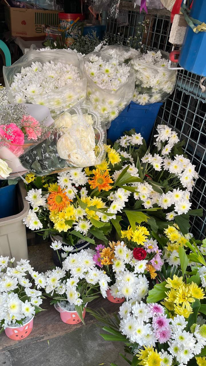 Mga bulaklak sa sementeryo